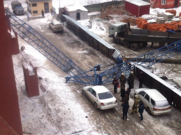 Строительный кран упал на высотку в Новосибирске